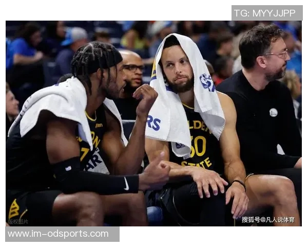 库里已下场邓恩依然保持警惕防守展现职业精神与团队意识